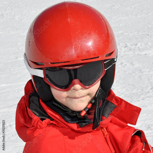 portrait ski enfant combinaison et casque rouges © skampixelle