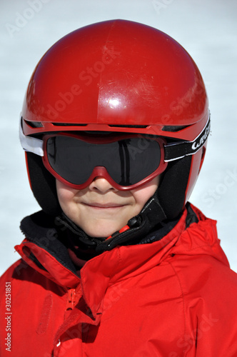 apprentissage du ski enfant combinaison et casque rouges © skampixelle
