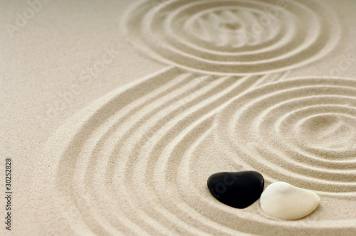 Photography Steine als Herz im Sand mit Spuren
