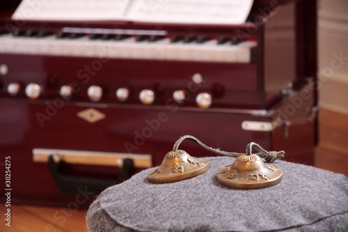 Foto Harmonium und Klangschalen