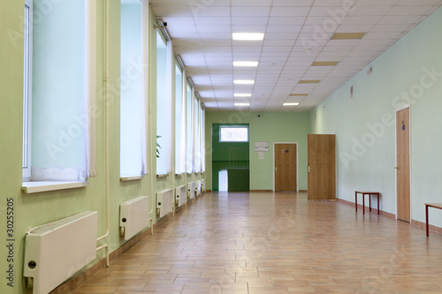 Пустые школьные коридоры. © mvi690