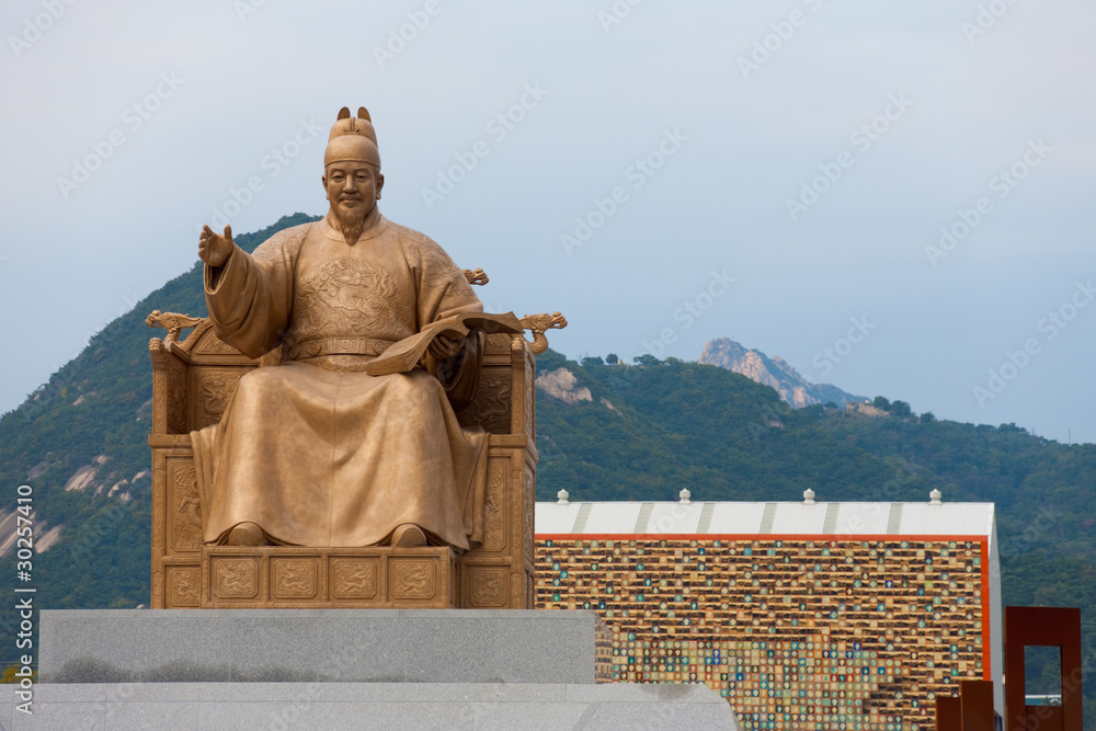 Naklejka premium King Sejong Statue Mountain