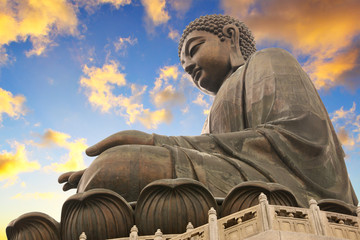 Papier peint photo Hong Kong Bouddha serein dans la brume  © Roman Sigaev