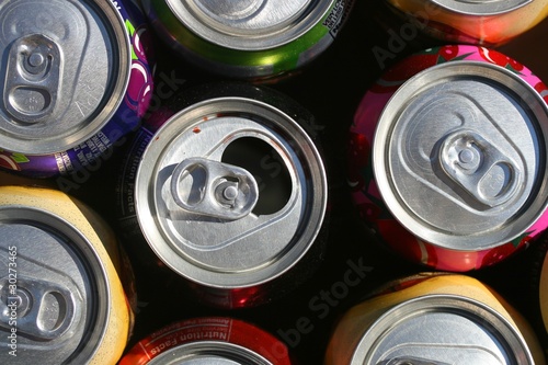 bunte Gedränkedosen