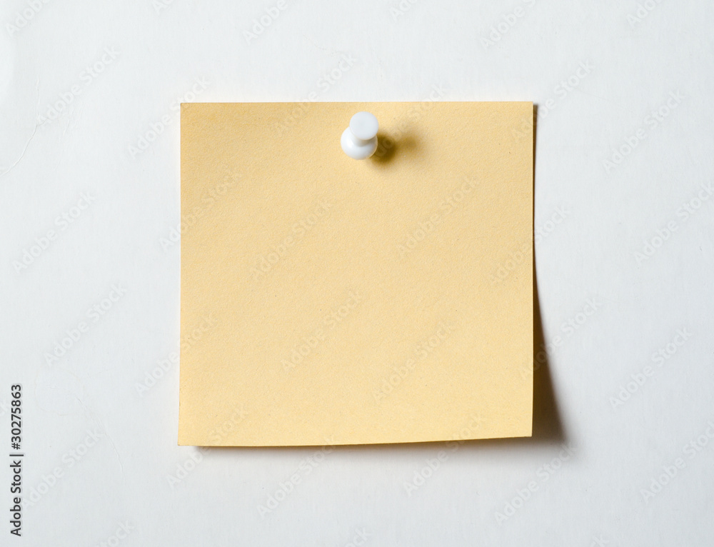 blank note paper with pin - obrazy, fototapety, plakaty 