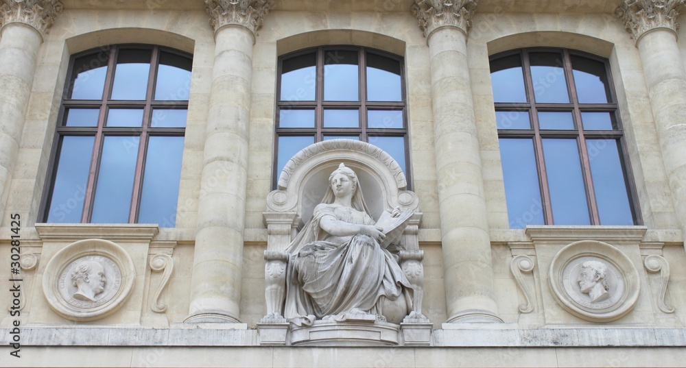 Statue sur la façade du musée du Jardin des plantes à Paris