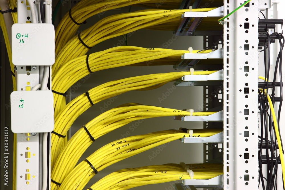 Zuleitung Kabel im EDV Raum Stock-Foto | Adobe Stock