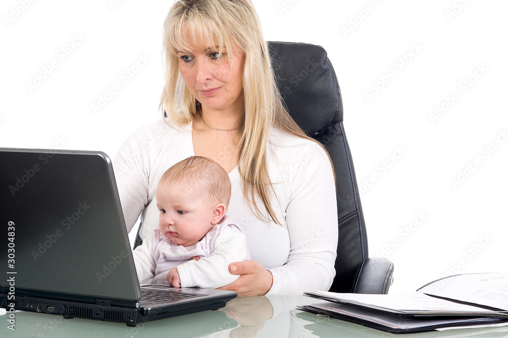 Mutter mit ihrem Baby am Laptop Mutter mit ihrem Baby am Laptop