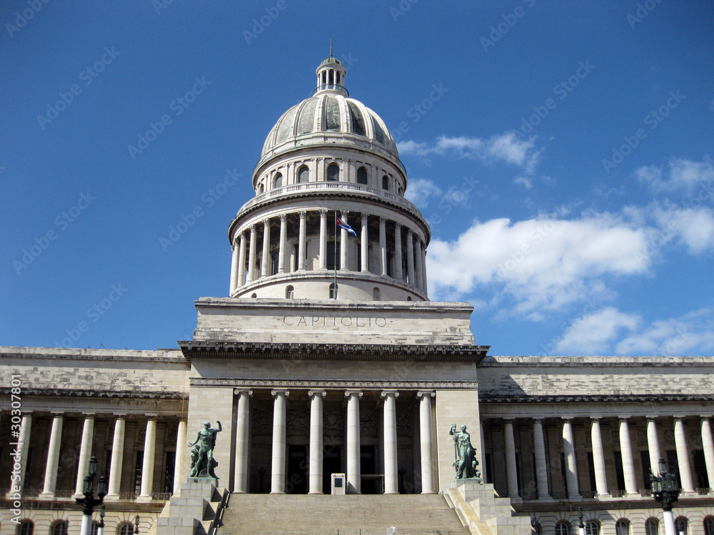 front view of Capitolio