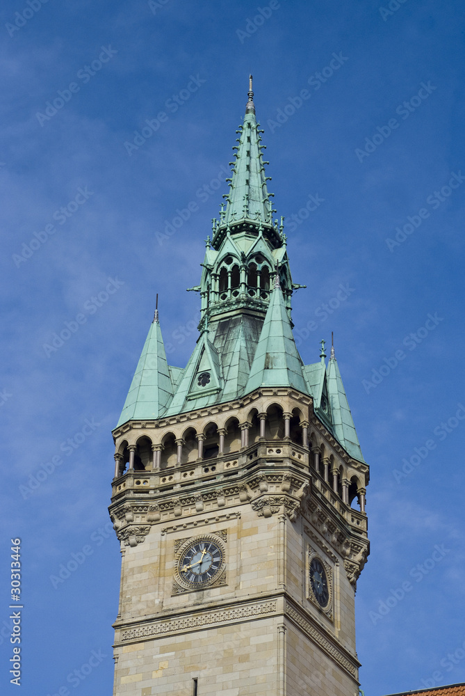Turm mit Turmuhr und Gothik