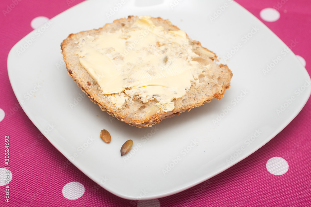Körnerbrötchen mit Magarine Körnerbrötchen mit Magarine