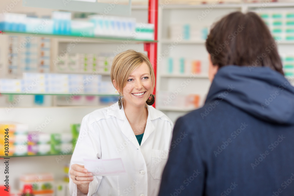 apothekerin berät einen kunden apothekerin berät einen kunden