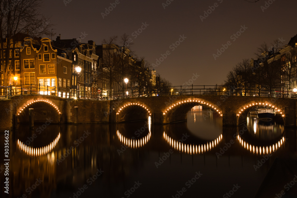 Fototapeta premium Amsterdam canal at night