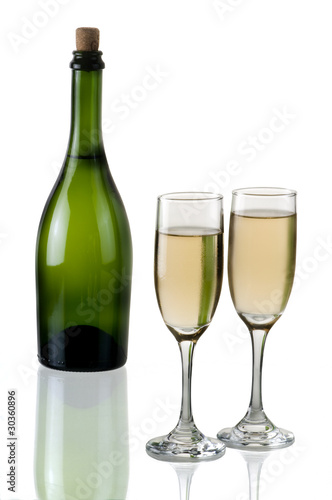 Botella con copa de vino blanco