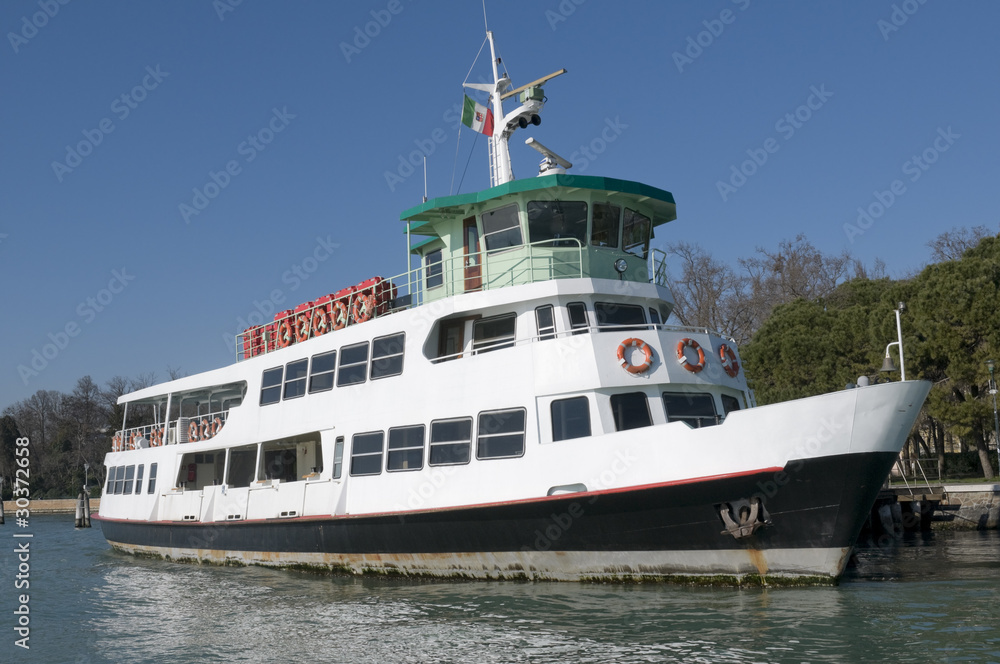 Venice: Passengers medium tonnage ship