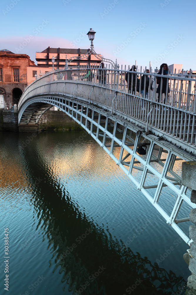 Naklejka premium Ludzie idący na most w Dublinie w Irlandii