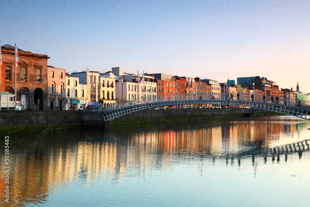 Naklejka premium most dla pieszych w Dublinie