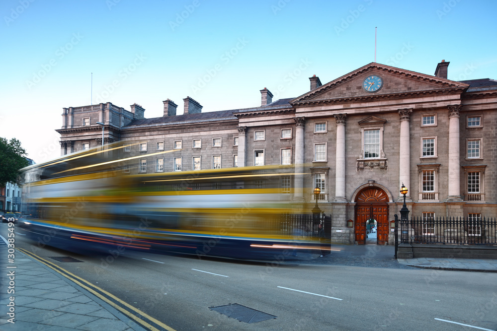 Naklejka premium Trinity College w Dublinie w Irlandii. Autobus szybko jeździ