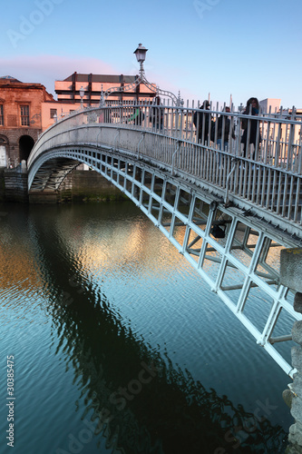 Photo People going on  Bridge in Dublin, Ireland