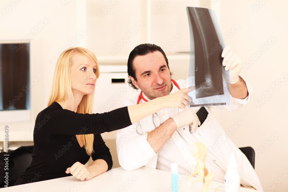 Patientin mit Röntegenbild Patientin mit Röntegenbild