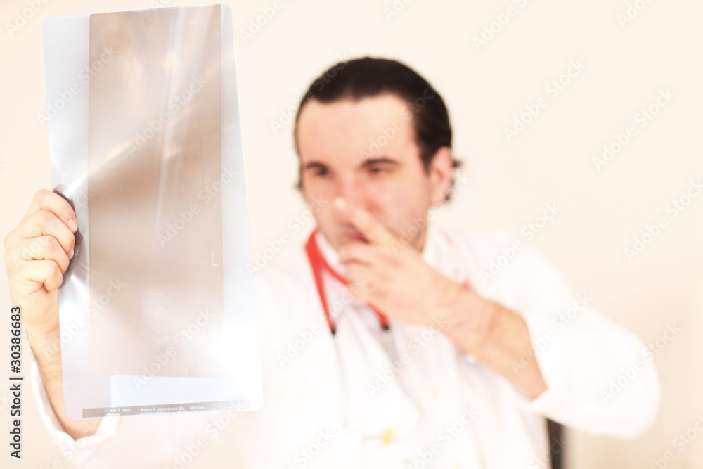 Arzt mit Röntgenbild Arzt mit Röntgenbild