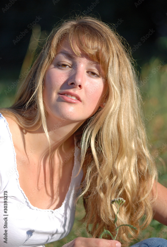 Naklejka premium Blondes Mädchen im Sonnenlicht