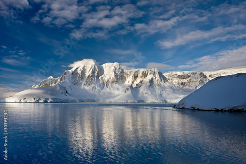 Snow-capped mountains in Antarctica © Goinyk