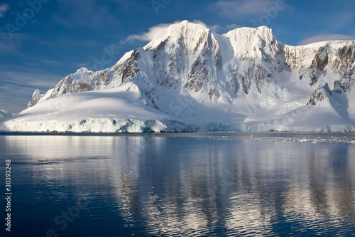 Snow-capped mountains in Antarctica © Goinyk