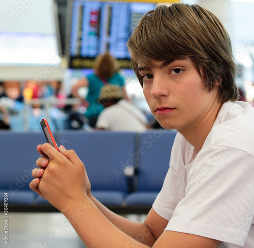 téléphoner en salle d'attente de l'aéroport photo