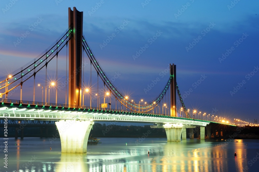 Obraz premium 雄伟的大桥