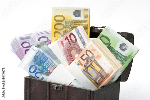 Euro Schatztruhe voll mit Scheinen.