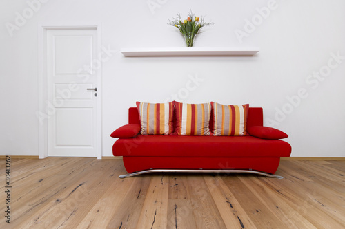Rote Couch mit bunten Kissen