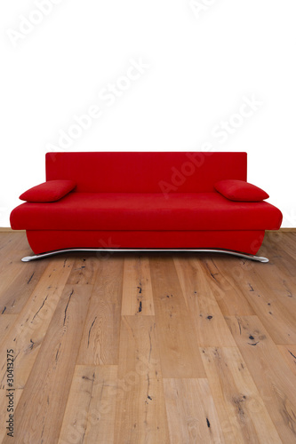 Rote Couch auf Parkett