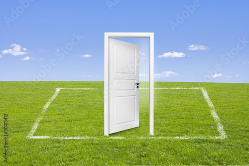 Weiße Haustüre auf Wiese
