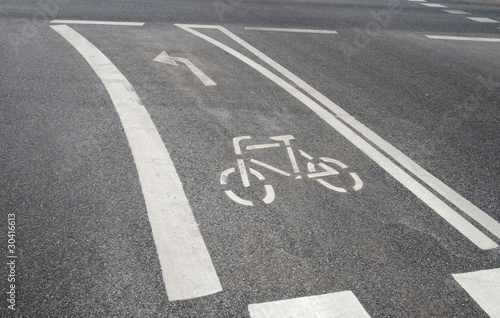 Straßenmarkierung für einen Fahrradweg © Ralf Gosch