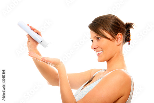 Fotografía Young woman using body lotion