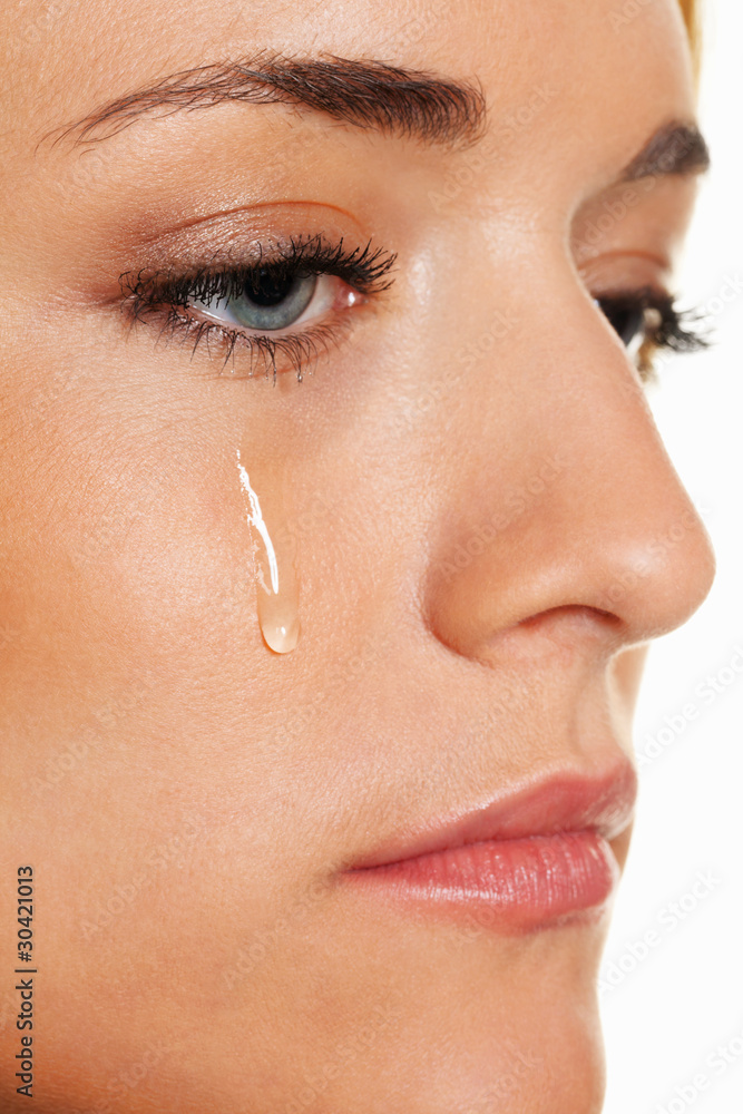 Traurige Frau weint Träne. Symbolphoto Angst und G