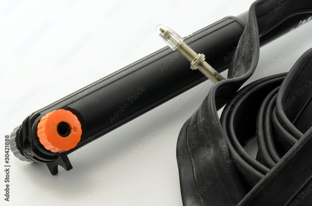 Fototapeta premium Fahrradschlauch und Pumpe