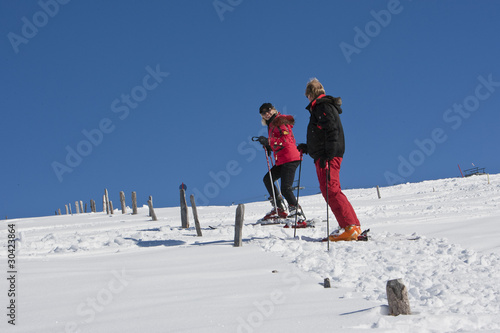 Skifahrer steigen Schneehang hoch