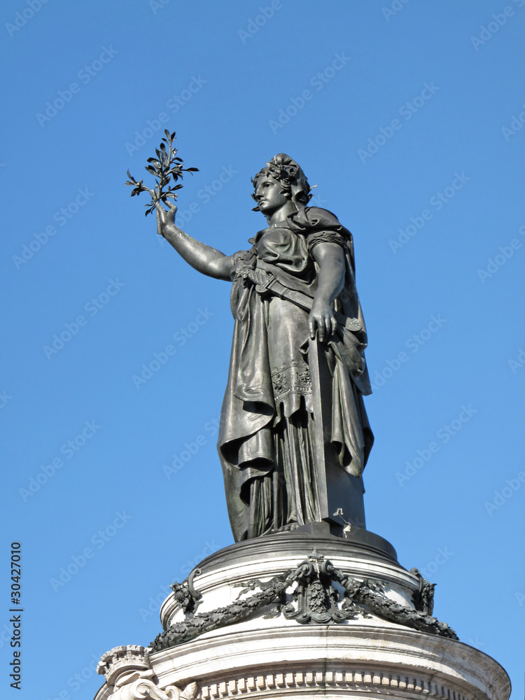 Statue de Marianne avec rameau d'olivier.
