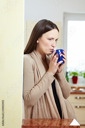 Frau pustet in Kaffeetasse