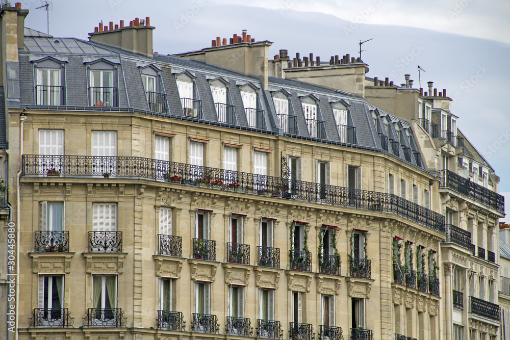 Obraz premium Fassade eines traditionellen Wohnhauses,Paris