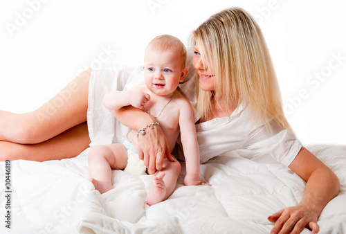 Frau mit dem Kind auf dem Bett