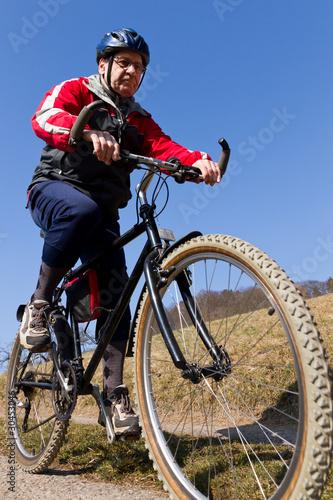 Fototapeta Naklejka Na Ścianę i Meble -  Mountainbiker auf einem Feldweg