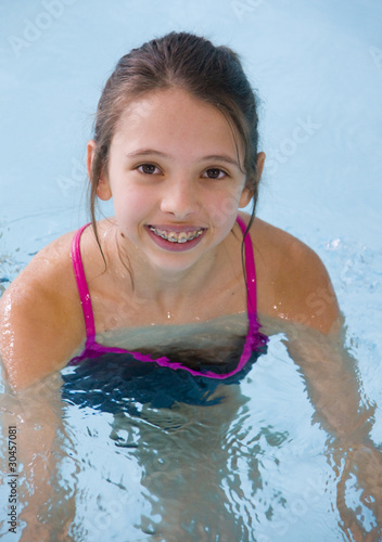 adolescente dans la piscine photo