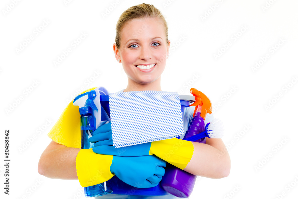 frau hält ihr putzzeug im arm