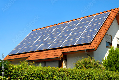 Solardach auf einem Einfamilienhaus photo