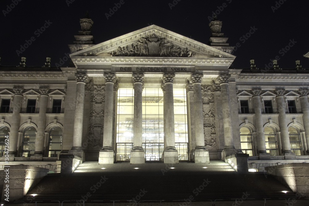 Eigangsportal des Reichstages bei Nacht