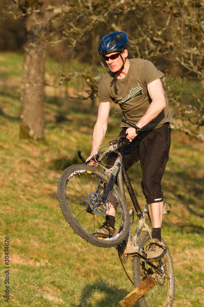 Obraz premium Springender Mountainbiker