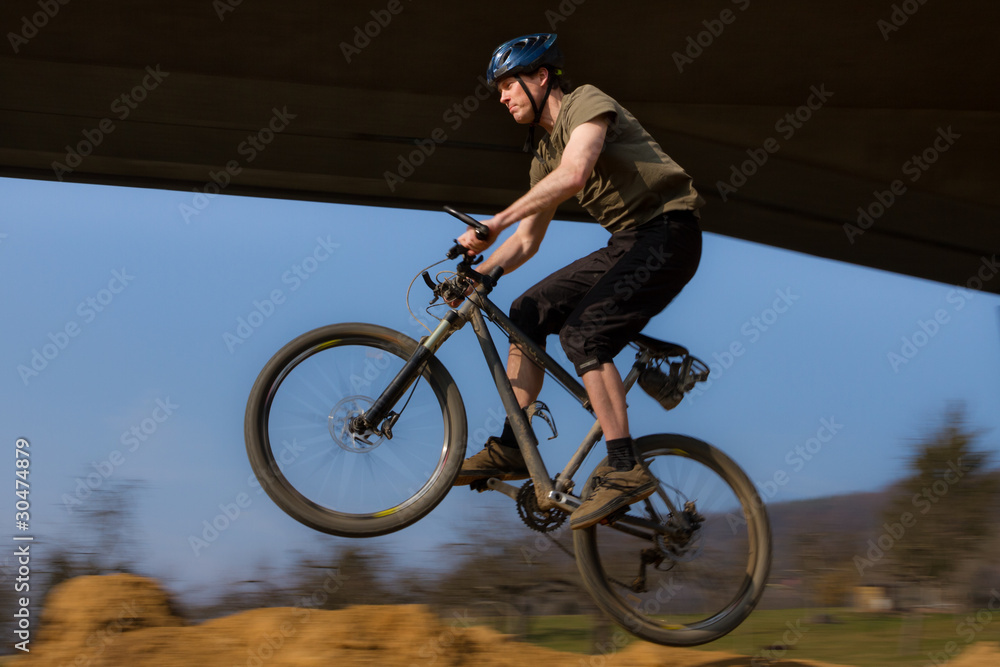 Obraz premium Springender Mountainbiker